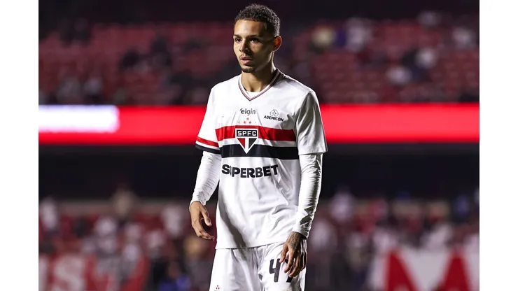 SP - SAO PAULO - 02/05/2025 - BRASILEIRO A 2025, SAO PAULO X FORTALEZA - Matheus Alves jogador do Sao Paulo durante partida contra o Fortaleza no estadio Morumbi pelo campeonato Brasileiro A 2025. Foto: Fabio Giannelli/AGIF
