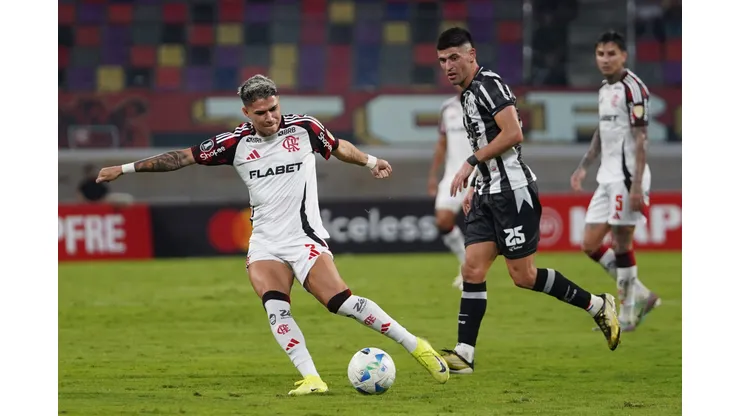 SANTIAGO DEL ESTERO, ARGENTINA - MAY 07: Luiz Araujo of Flamengo shoots during the Copa CONMEBOL Libertadores 2025 Group C match between Central Cordoba and Flamengo at Estadio Unico Madre de Ciudades on May 07, 2025 in Santiago del Estero, Argentina. (Photo by Joaquín Camiletti/Getty Images)