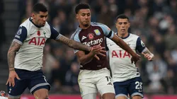 Ollie Watkins com a posse de bola em partida diante do Tottenham. Foto: MatchDay Images Limited / Alamy Stock Photo