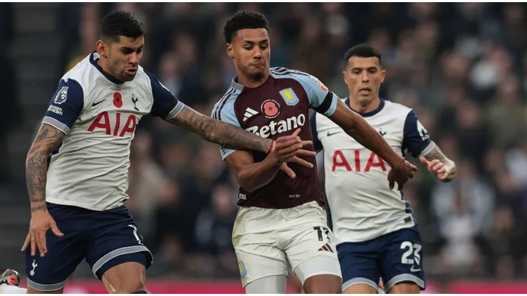 Ollie Watkins com a posse de bola em partida diante do Tottenham. Foto: MatchDay Images Limited / Alamy Stock Photo