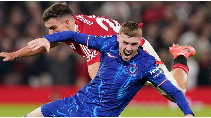 Cole Palmer sofre falta em partida entre Chelsea e Manchester United. Foto: Sportimage Ltd / Alamy Stock Photo