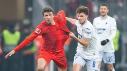 Thomas Müller com a posse de bola em partida entre Bayern de Munique e Hoffenheim. Foto: Peter Schatz / Alamy Stock Photo