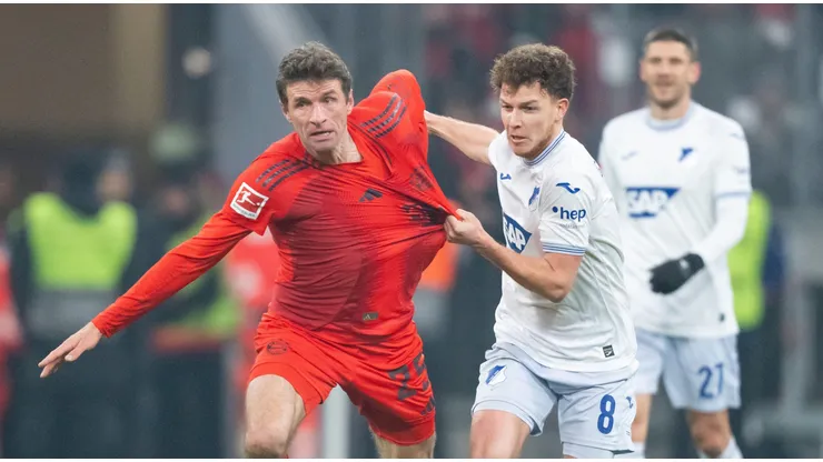 Thomas Müller com a posse de bola em partida entre Bayern de Munique e Hoffenheim. Foto: Peter Schatz / Alamy Stock Photo