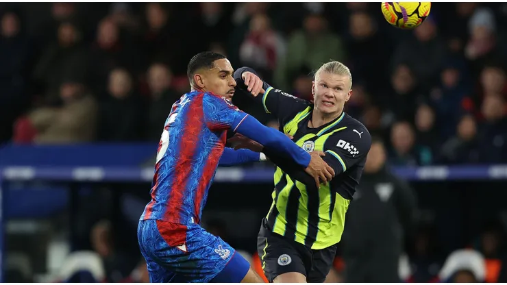 Erling Haaland disputa espaço com o zagueiro do Crystal Palace. Foto: Sportimage Ltd / Alamy Stock Photo