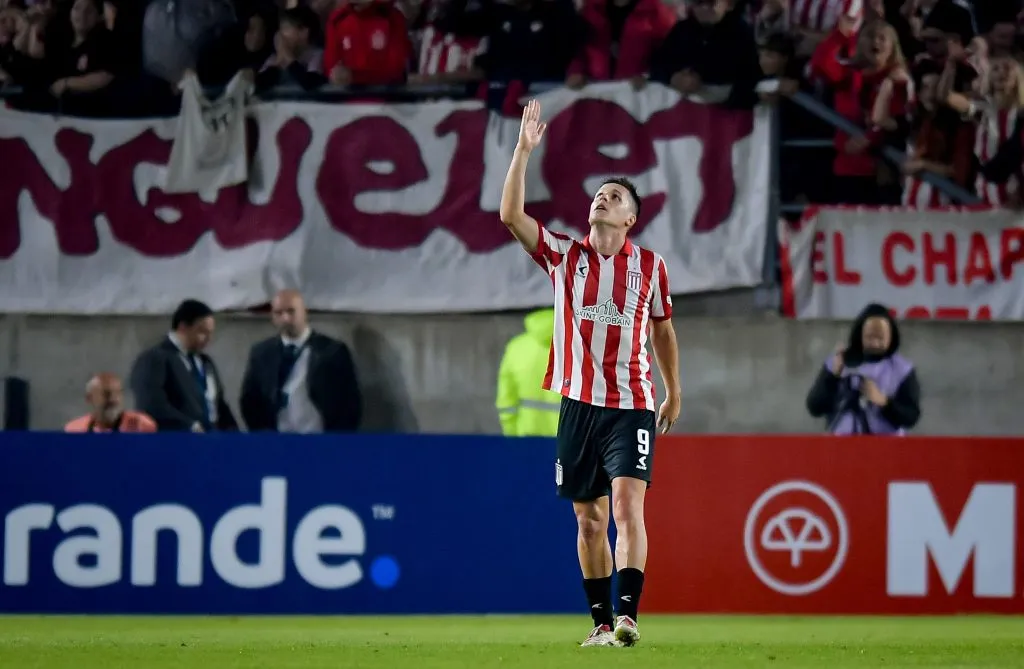 Autor do gol da vitória do Estudiantes na Argentina, Guido Carillo não joga por lesão. Foto: Marcelo Endelli/Getty Images.