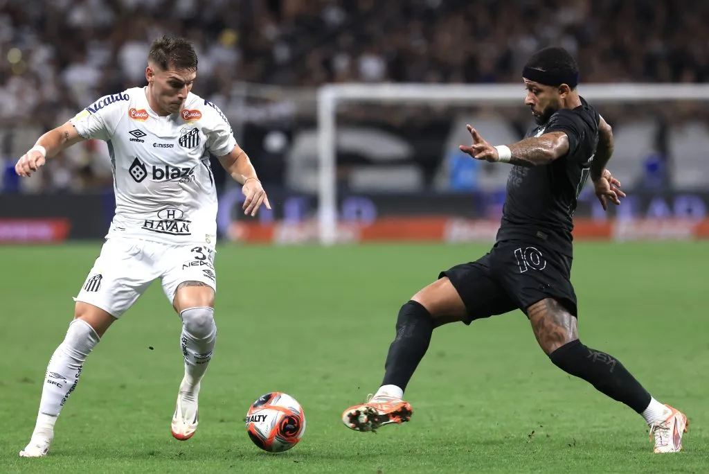 Depay jogador do Corinthians disputa lance com jogador do Santos – Foto: Marcello Zambrana/AGIF