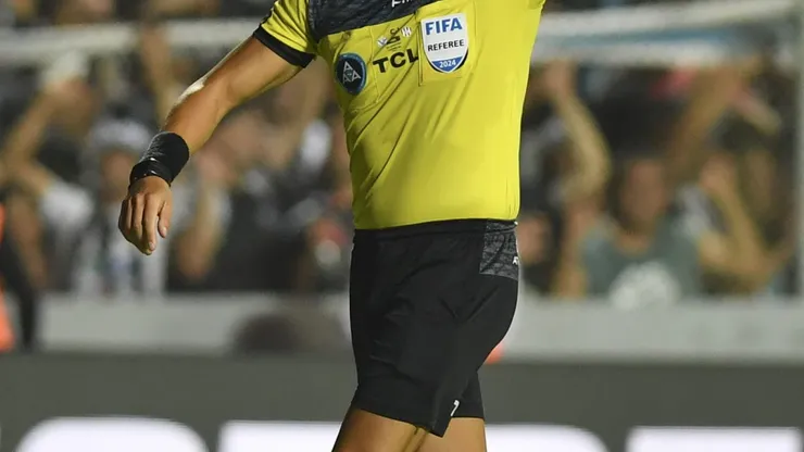 Árbitro Yael Falcón. (Photo by Hernan Cortez/Getty Images)