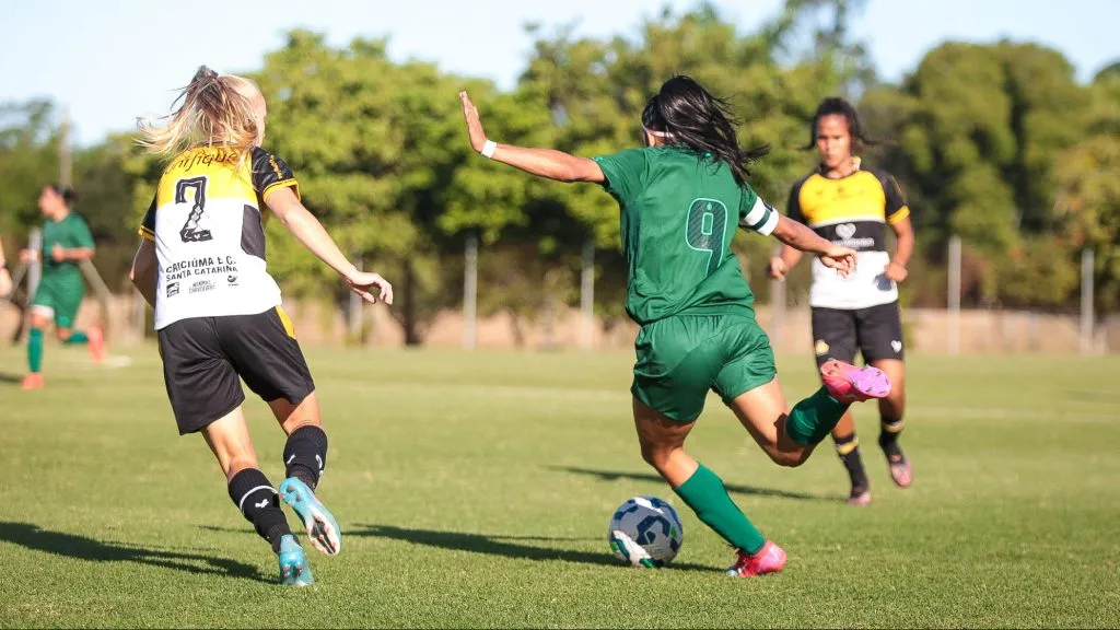 Mendes no duelo contra o Criciúma pela terceira rodada da Série A3 do Brasileiro Feminino