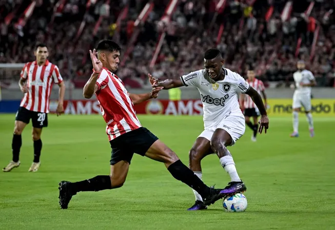 Jogador do Botafogo disputa lance com jogador do Estudiantes – (Photo by Marcelo Endelli/Getty Images)