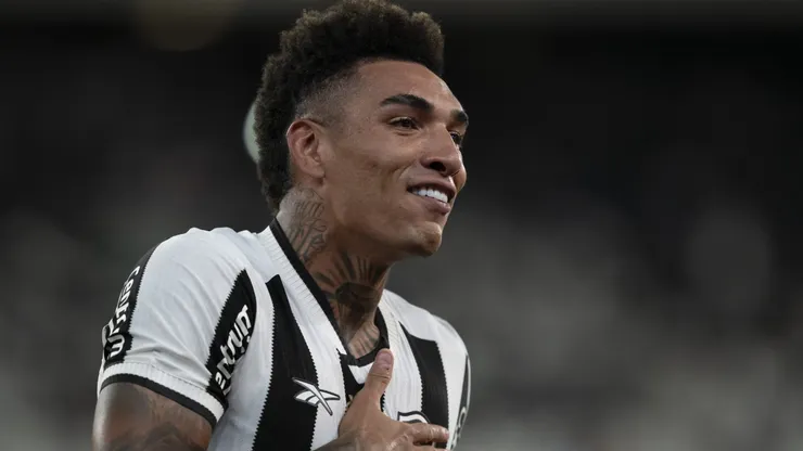 Igor Jesus, em ação pelo Botafogo - Foto: Jorge Rodrigues/AGIF
