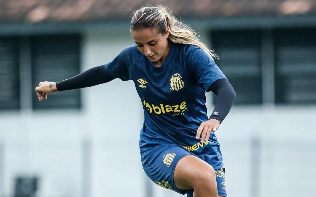 Ingryd durante treino coletivo das Sereias da Vila no CT. Foto: Reinaldo Campos/Santos FC