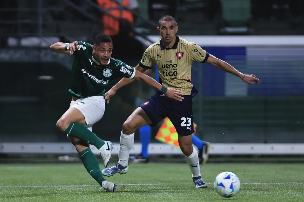 Vitor Roque jogador do Palmeiras disputa lance com Gustavo velazquez jogador do Cerro Porteno – Foto: Ettore Chiereguini/AGIF