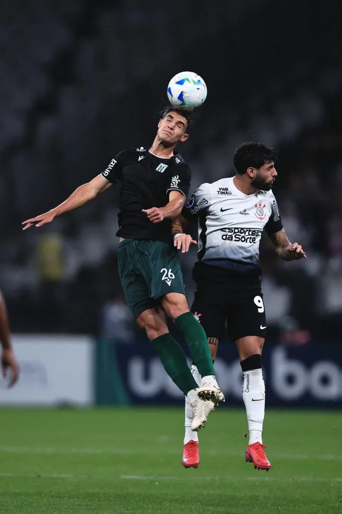 Yuri Alberto jogador do Corinthians disputa lance com Juan bosca jogador do Racing-URU – Foto: Ettore Chiereguini/AGIF