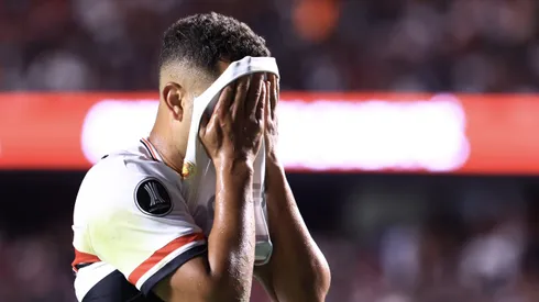 Alisson sai de campo desolado após ser expulso com 15 minutos do 1º tempo diante do Libertad