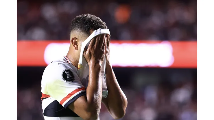 Alisson sai de campo desolado após ser expulso com 15 minutos do 1º tempo diante do Libertad