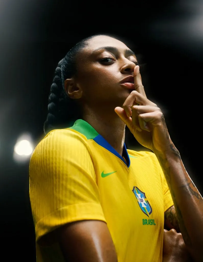 Jogadora Kerolin com o novo uniforme da Seleção Feminina de Futebol. Foto: Nike/Divulgação