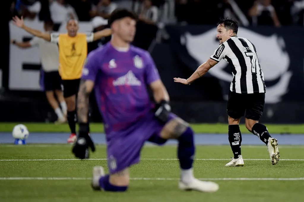 Artur marca golaço no fim e dá vitória ao Botafogo sobre Estudiantes. Foto: Alexandre Loureiro/AGIF