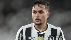 Artur é decisivo para dar vitória do Botafogo sobre o Estudiantes no Nilton Santos.