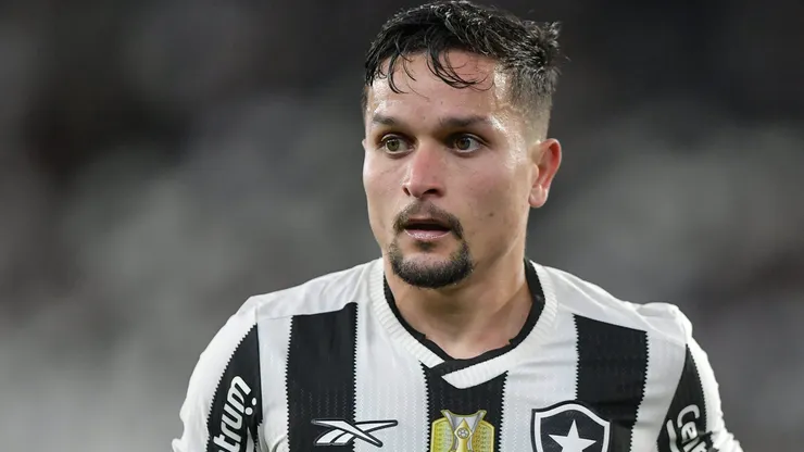 Artur é decisivo para dar vitória do Botafogo sobre o Estudiantes no Nilton Santos.