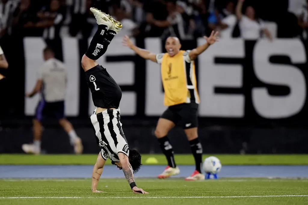 Artur, jogador do Botafogo tem motivos de sobra para comemorar e após atuação de gala durante partida contra o Estudiantes no Engenhão pela Copa Libertadores 2025. Foto: Alexandre Loureiro/AGIF
