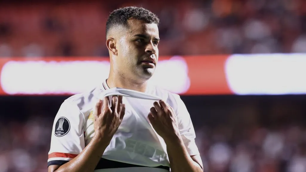 Alisson foi expulso no começo do primeiro tempo – Foto: Marcello Zambrana/AGIF