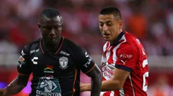 Hinestroza (a esquerda) quando jogava no futebol mexicano.