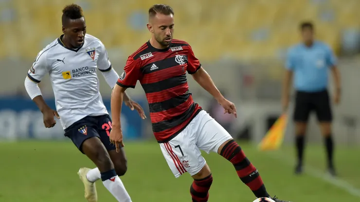 RJ - Rio de Janeiro - 13/03/2019 - Libertadores 2019, Flamengo x LDU -Everton Ribeiro jogador do Flamengo disputa lance com Jhojan Julio jogador do LDU durante partida no estadio Maracana pelo campeonato Libertadores 2019 Foto: Thiago Ribeiro/AGIF