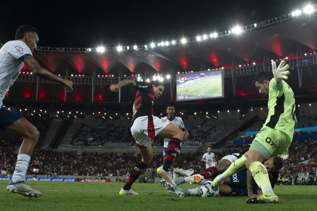 RJ – RIO DE JANEIRO – 10/05/2025 – BRASILEIRO A 2025, FLAMENGO X BAHIA – Pedro jogador do Flamengo disputa lance com Marcos Felipe goleiro do Bahia durante partida no estadio Maracana pelo campeonato Brasileiro A 2025. Foto: Jorge Rodrigues/AGIF