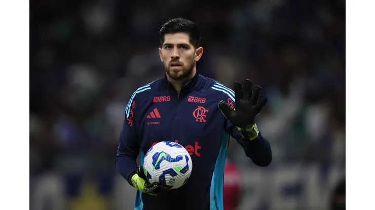 MG - BELO HORIZONTE - 04/05/2025 - BRASILEIRO A 2025, CRUZEIRO X FLAMENGO - Rossi jogador do Flamengo durante aquecimento antes da partida contra o Cruzeiro no estadio Mineirao pelo campeonato Brasileiro A 2025. Foto: Gilson Lobo/AGIF