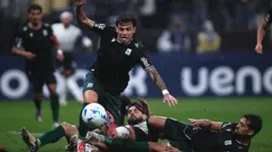yuri alberto jogador do Corinthians disputa lance com Felipe Cairus jogador do Racing-URU durante partida no estádio Arena Corinthians pelo campeonato Copa Sul-americana 2025. Foto: Ettore Chiereguini/AGIF