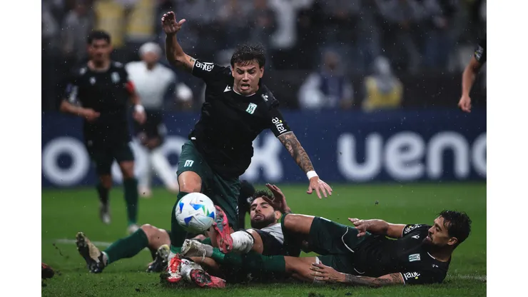 yuri alberto jogador do Corinthians disputa lance com Felipe Cairus jogador do Racing-URU durante partida no estádio Arena Corinthians pelo campeonato Copa Sul-americana 2025. Foto: Ettore Chiereguini/AGIF