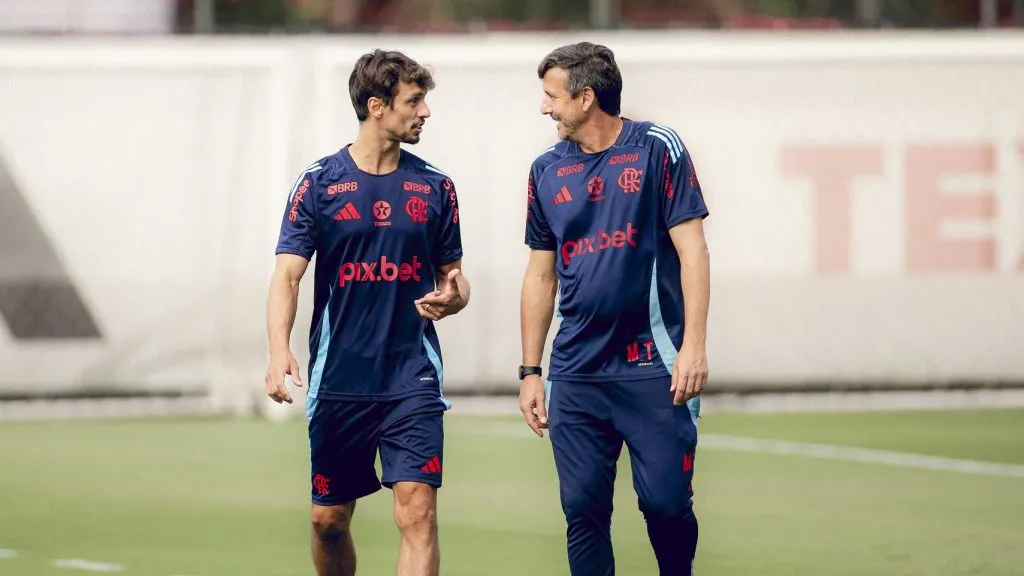 Rodrigo Caio tem trabalho aprovado pelo elenco – Foto: Adriano Fontes/Flamengo