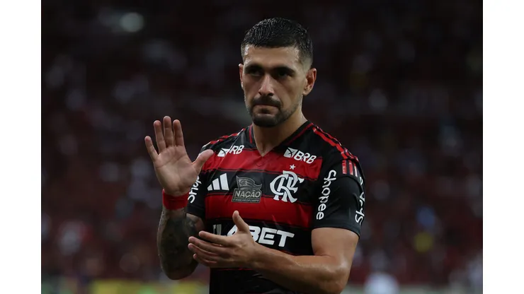 RIO DE JANEIRO, BRAZIL - MAY 10: Giorgian de Arrascaeta of Flamengo cheers fans during the match between Flamengo and Bahia as part of Brasileirao 2025 at Maracana Stadium on May 10, 2025 in Rio de Janeiro, Brazil. (Photo by Wagner Meier/Getty Images)