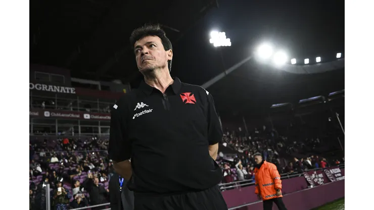 BUENOS AIRES, ARGENTINA - MAY 13: Francisco Diniz head coach of Vasco Da Gama reacts during Copa CONMEBOL Sudamericana 2025 match between Lanus and Vasco Da Gama at Estadio Ciudad de Lanús Néstor Díaz Pérez on May 13, 2025 in Buenos Aires, Argentina. (Photo by Rodrigo Valle/Getty Images)