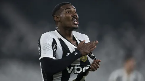 Cuiabano jogador do Botafogo comemora seu gol durante partida contra o Internacional no estádio Engenhão pelo campeonato Brasileiro A 2025.