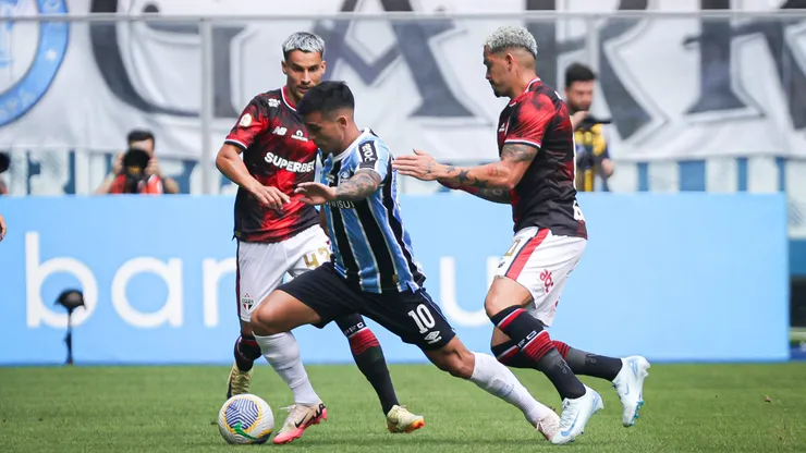 RS - PORTO ALEGRE - 01/12/2024 - BRASILEIRO A 2024, GREMIO X SAO PAULO - Cristaldo jogador do Gremio durante partida contra o Sao Paulo no estadio Arena do Gremio pelo campeonato Brasileiro A 2024. Foto: Maxi Franzoi/AGIF