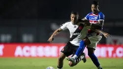 RJ - RIO DE JANEIRO - 03/07/2024 - BRASILEIRO A 2024, VASCO X FORTALEZA - Mateus Cocao jogador do Vasco disputa lance com Marinho jogador do Fortaleza durante partida no estadio Sao Januario pelo campeonato Brasileiro A 2024. Foto: Jorge Rodrigues/AGIF