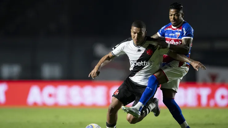 RJ - RIO DE JANEIRO - 03/07/2024 - BRASILEIRO A 2024, VASCO X FORTALEZA - Mateus Cocao jogador do Vasco disputa lance com Marinho jogador do Fortaleza durante partida no estadio Sao Januario pelo campeonato Brasileiro A 2024. Foto: Jorge Rodrigues/AGIF