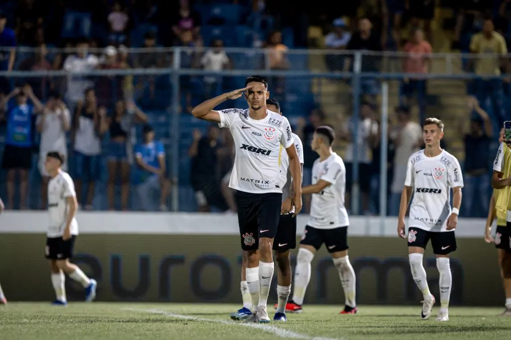 SP – MARILIA – 12/01/2024 – COPA SAO PAULO 2024, CORINTHIANS X GUARANI –  Joao Pedro Tchoca  do Corinthians comemora gol marcado de penalti em decisao durante partida contra o Guarani no estadio Abreuzao pelo campeonato Copa Sao Paulo 2024. Foto: Leonardo Lima/AGIF