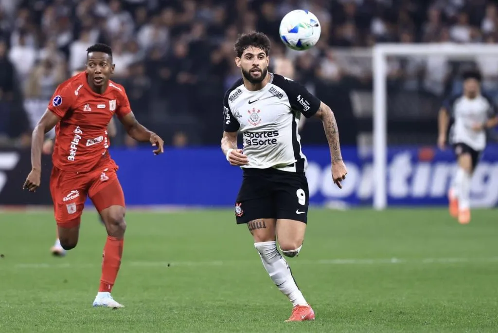 Yuri Alberto é o homem de referência no ataque corintiano — Foto: Marcello Zambrana/AGIF