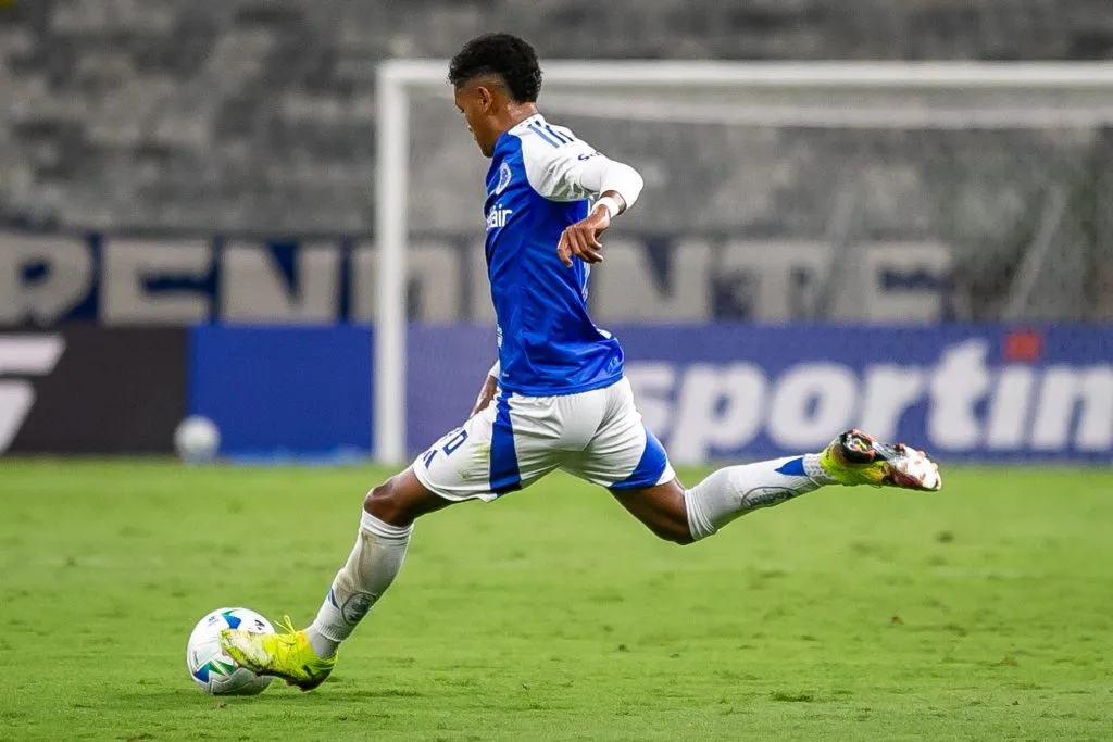 MG – BELO HORIZONTE – 14/05/2025 – COPA SUL-AMERICANA 2025, CRUZEIRO X PALESTINO – Kenji jogador do Cruzeiro durante partida contra o Palestino no estadio Mineirao pelo campeonato Copa Sul-americana 2025. Foto: Fernando Moreno/AGIF