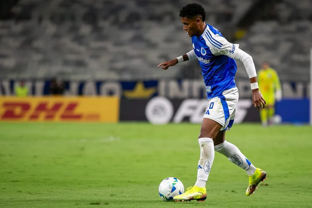 Kaique Kenji pode ser negociado pelo Cruzeiro - Foto: Fernando Moreno/AGIF.
