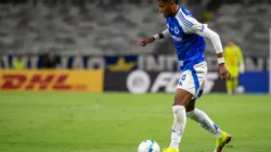 Kaique Kenji pode ser negociado pelo Cruzeiro - Foto: Fernando Moreno/AGIF.
