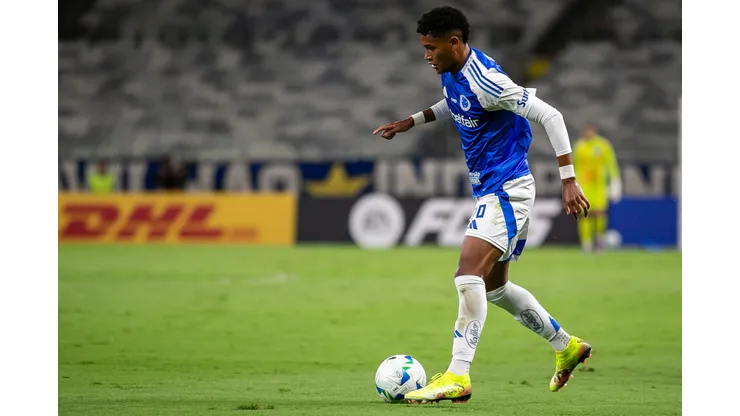Kaique Kenji pode ser negociado pelo Cruzeiro - Foto: Fernando Moreno/AGIF.
