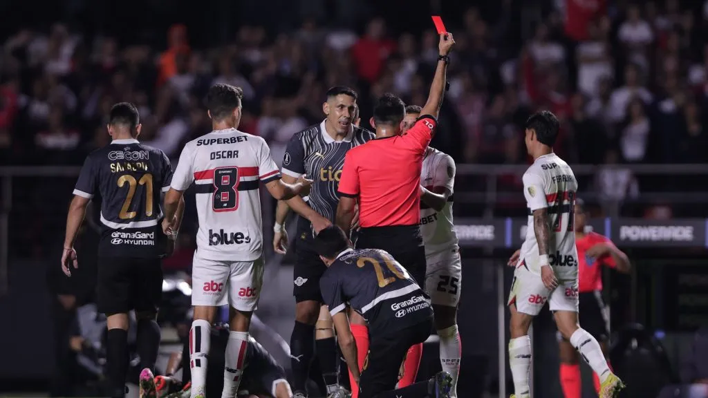lisson jogador do São Paulo recebe cartão vermelho do árbitro durante partida contra o Libertad no estádio Morumbi pelo campeonato Copa Libertadores 2025. Foto: Ettore Chiereguini/AGIF