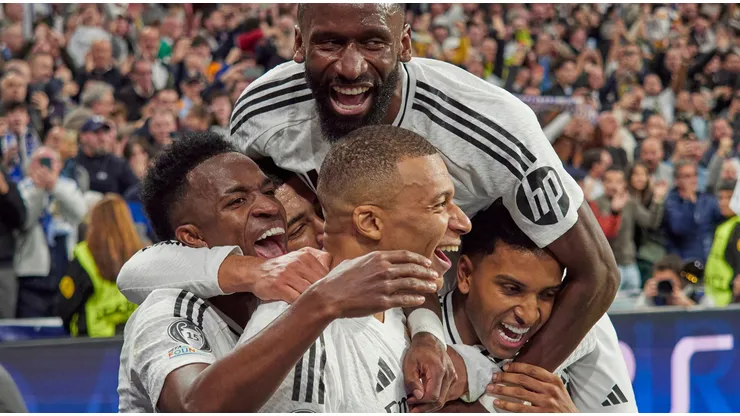 Kylian Mbappé comemora gol marcado com seus companheiros de Real Madrid. Foto: Jose-Manuel Colomo / Alamy Stock Photo