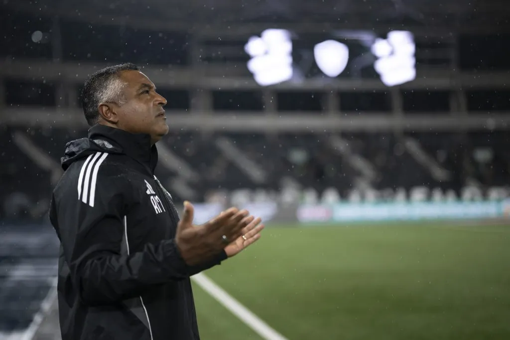 RJ – RIO DE JANEIRO – 11/05/2025 – BRASILEIRO A 2025, BOTAFOGO X INTERNACIONAL – Roger Machado tecnico do Internacional durante partida contra o Botafogo no estadio Engenhao pelo campeonato Brasileiro A 2025. Foto: Jorge Rodrigues/AGIF