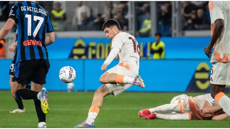 Matias Soule busca finalização em partida pela Roma. Foto: Cristiano Barni / Alamy Stock Photo