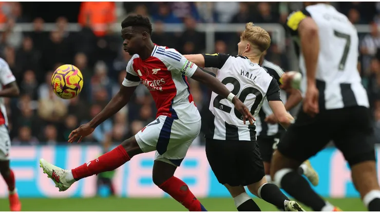 Bukayo Saka tenta domínio na partida entre Arsenal e Newcastle. Foto: MI News & Sport / Alamy Stock Photo