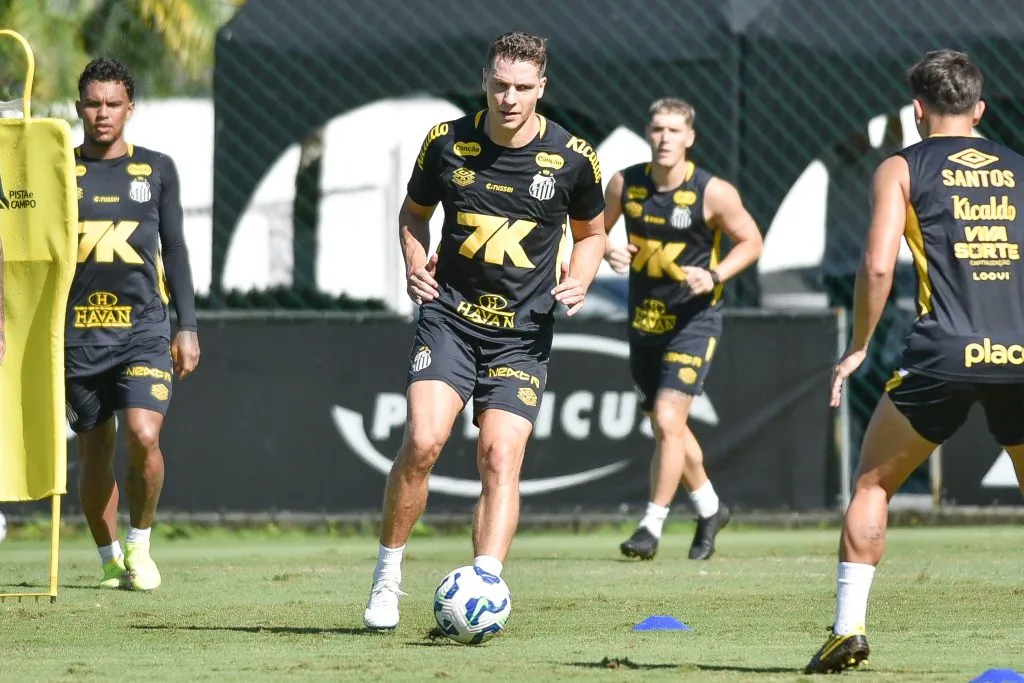 SP – SANTOS – 15/05/2025 – SANTOS, TREINO – Julio Furch jogador do Santos durante treino no Centro de Treinamento CT Rei Pele. Foto: Jota Erre/AGIF